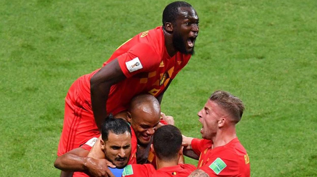 Romelu Lukaku celebra con sus compañeros el gol que anotó frente a Brasil