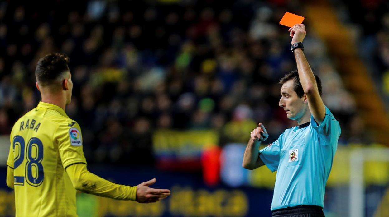 El árbitro Ricardo Burgos Bengoetxea durante un partido