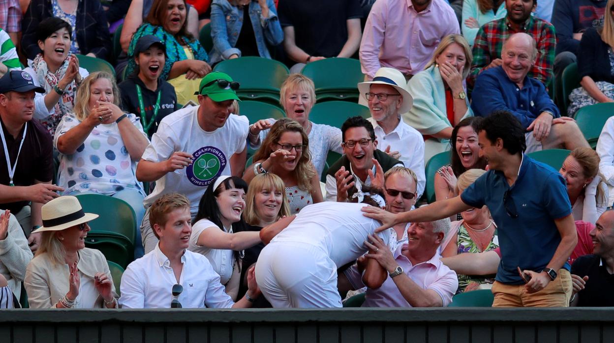 Rafa Nadal acabó en la grada tras intentar salvar una bola