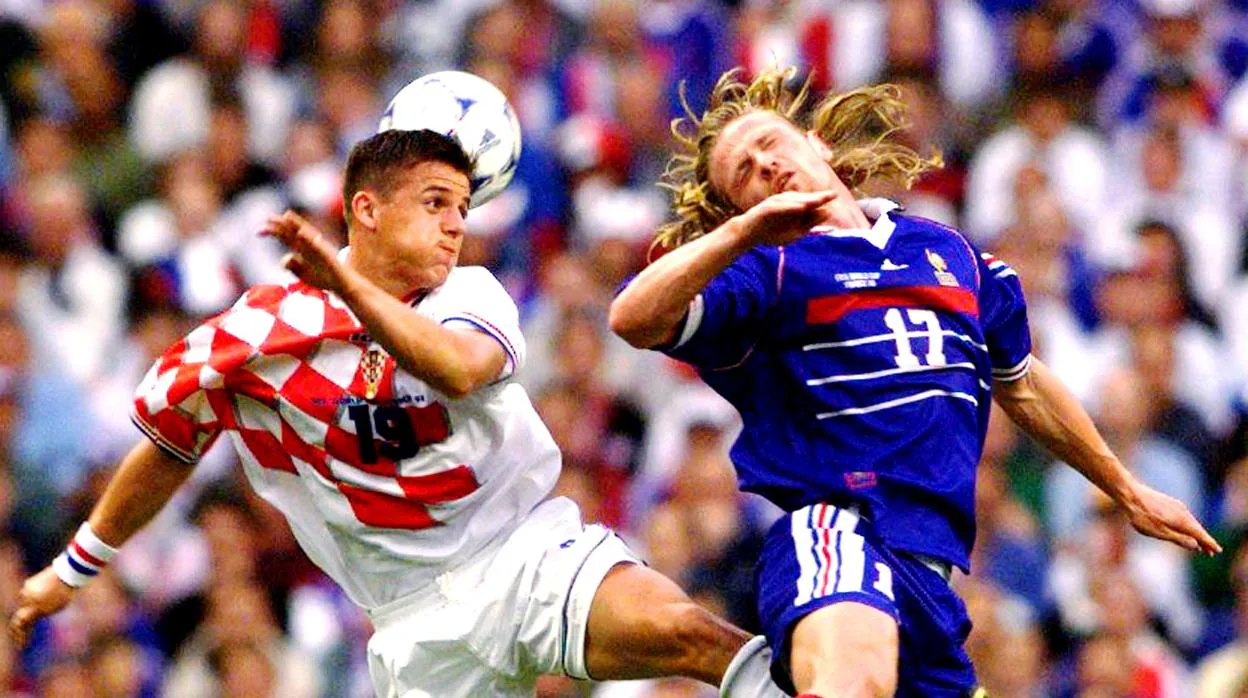 Petit y Vlaovic disputan un balón en las semifinales del Mundial de Francia de 1998