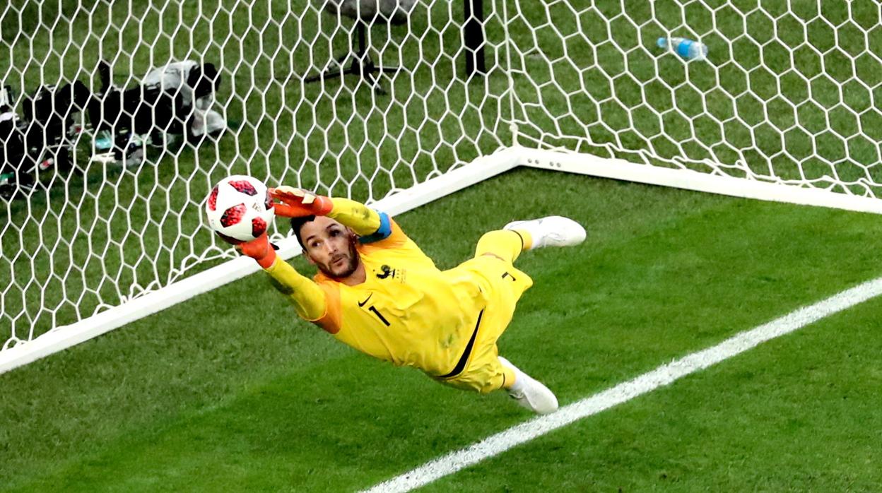 Lloris haciendo una de las paradas del Mundial en el partido de Francia contra Bélgica