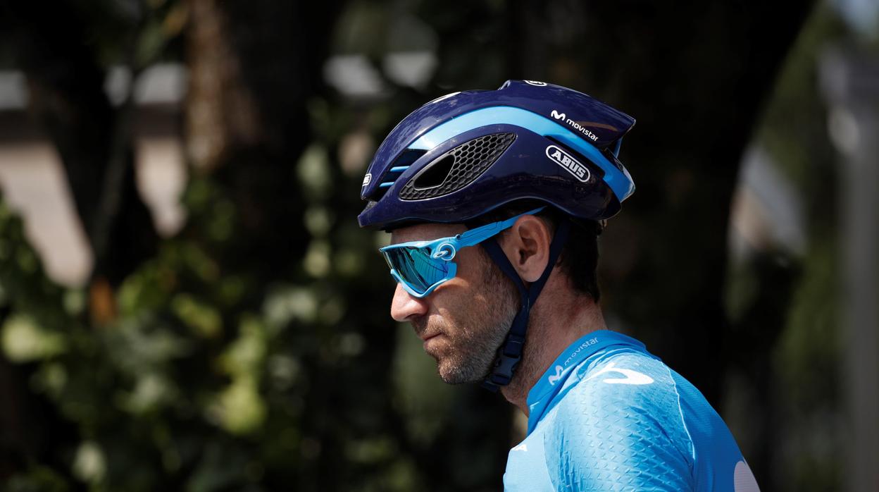 Alejandro Valverde, de Movistar, preparado para la salida de la séptima etapa del Tour de Francia