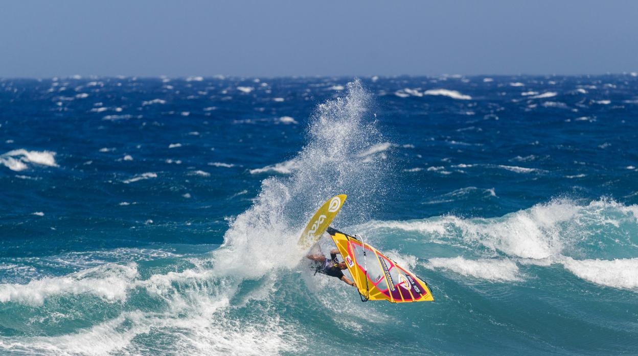 Philip Koster impone su ley en la primera final del Gran Canaria Wind and Waves Festival