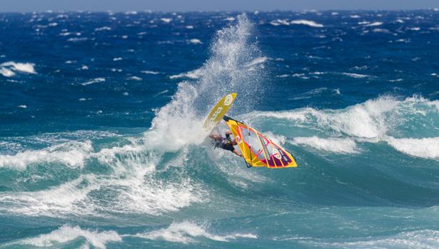 Philip Koster impone su ley en la primera final del Gran Canaria Wind and Waves Festival