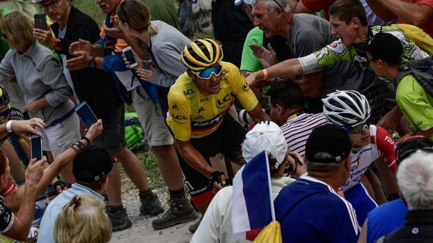 Van Avermaet honra el maillot amarillo en los Alpes