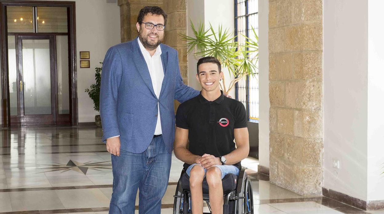 José Manuel Quintero con el diputado de Deportes, Jaime Armario