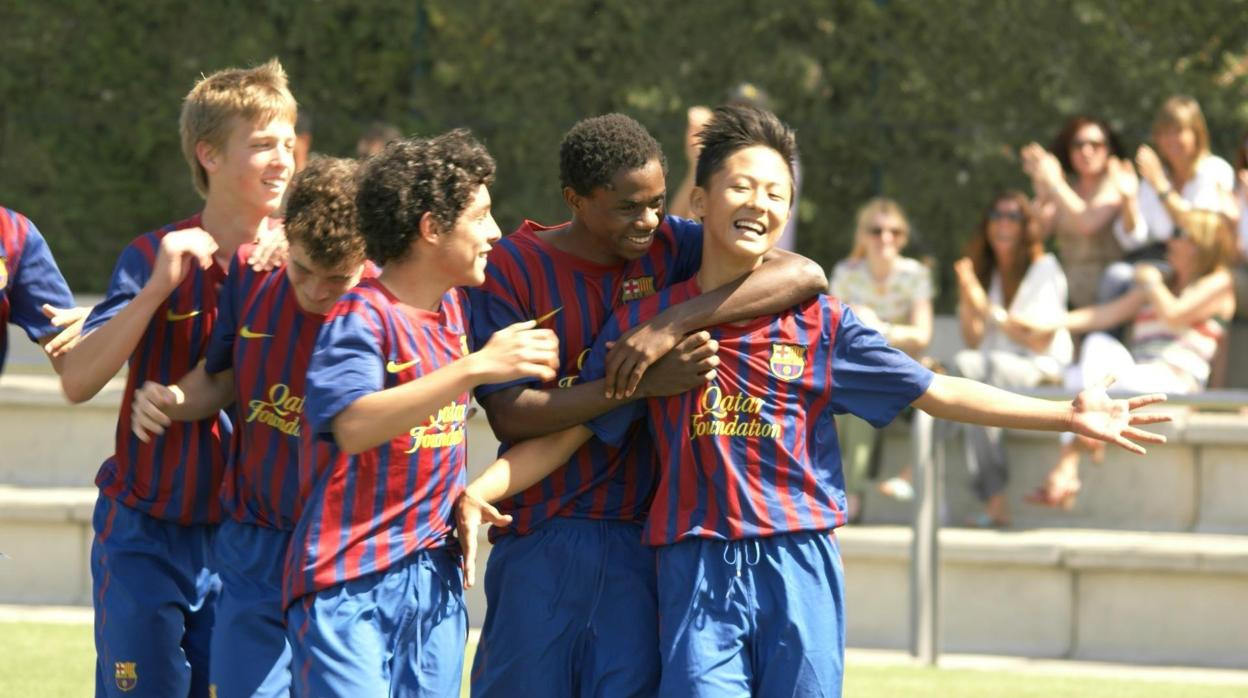 Varios jugadores de la cantera celebran un gol de su equipo