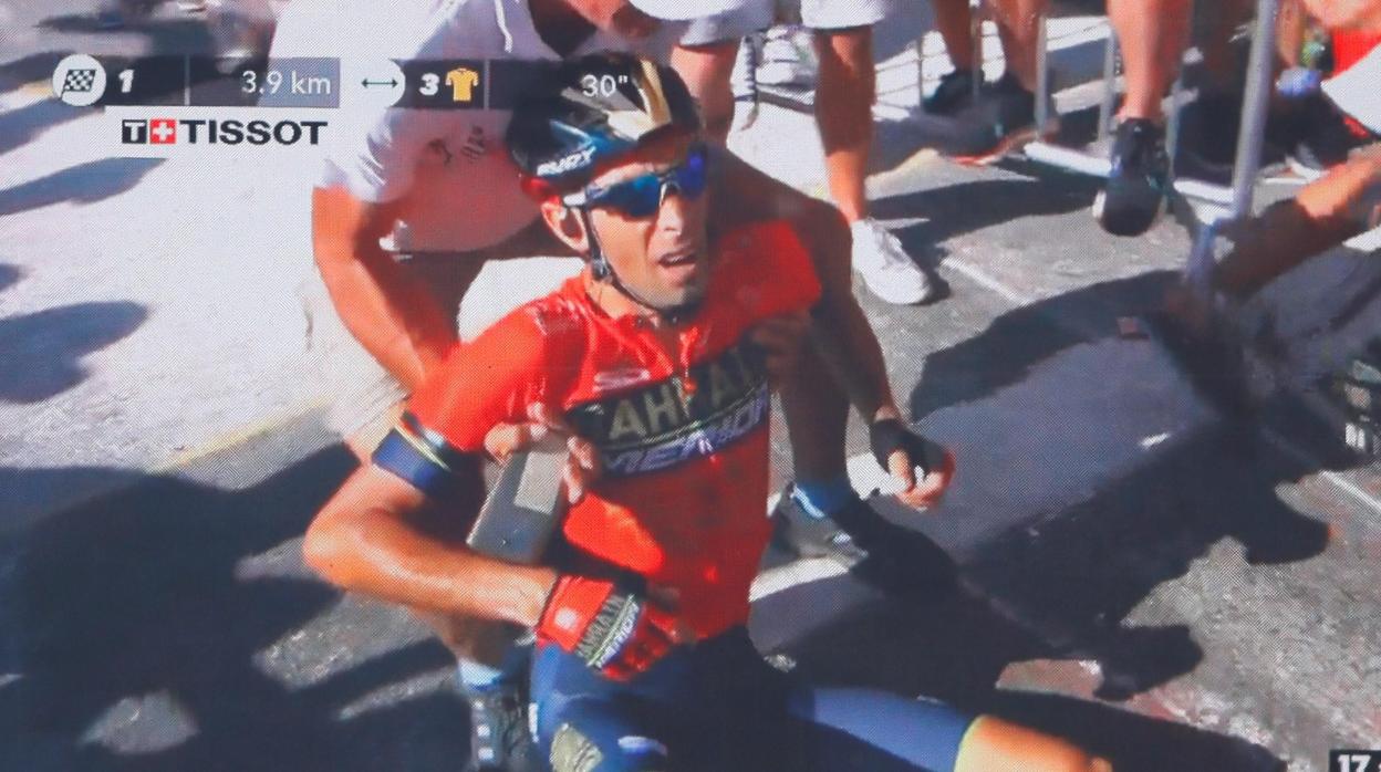 Vincenzo Nibali, ayudado tras sufrir una caída durante la dodécima etapa