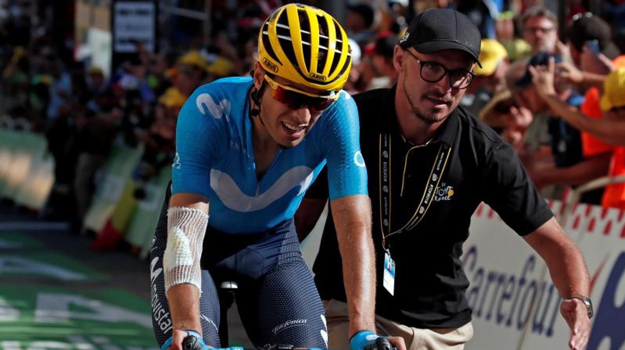 Mikel Landa siendo escoltado tras coronar el Alpe d'Huez