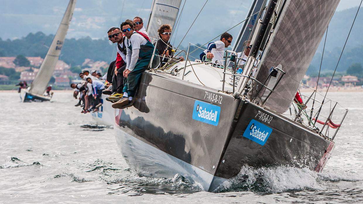 «Fend la Bise», «Okofen» y «Erizana» enfilan rumbo al podio del Conde de Gondomar