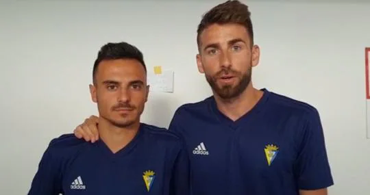Jugadores del Cádiz CF apoyando a Arrocha.