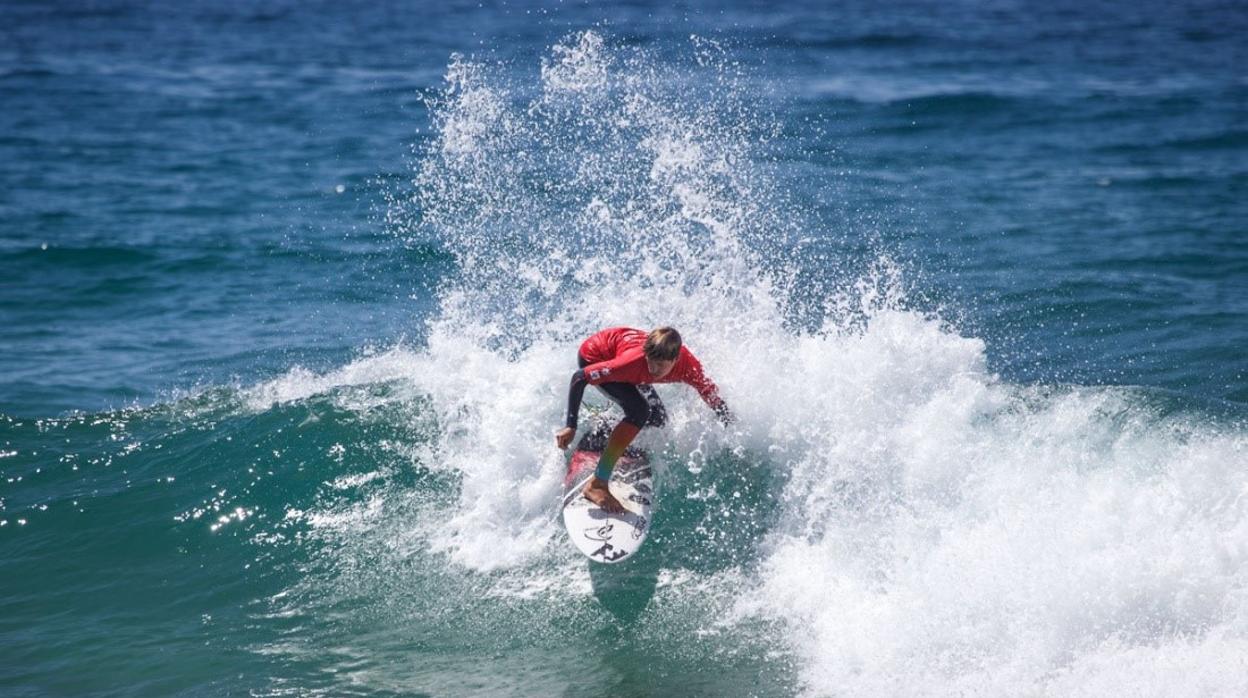 Kai Odriozola, en Surf Sub-14, firmó la ola del día con una puntuación de 8,50 puntos sobre 10