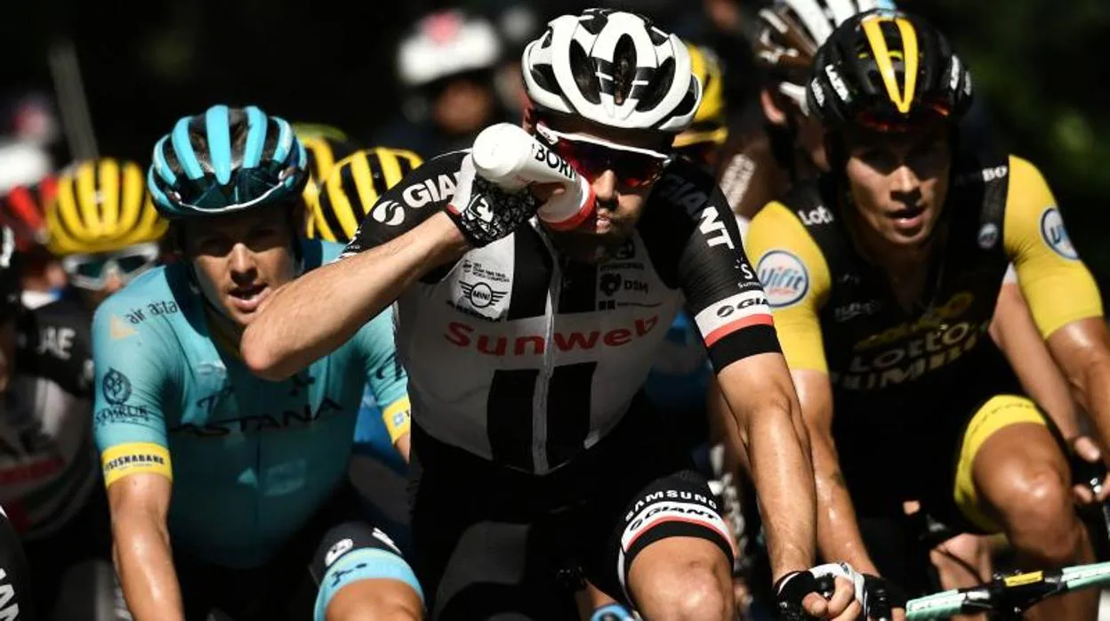 Dumoulin bebe durante la 16ª etapa del Tour de Francia 2018