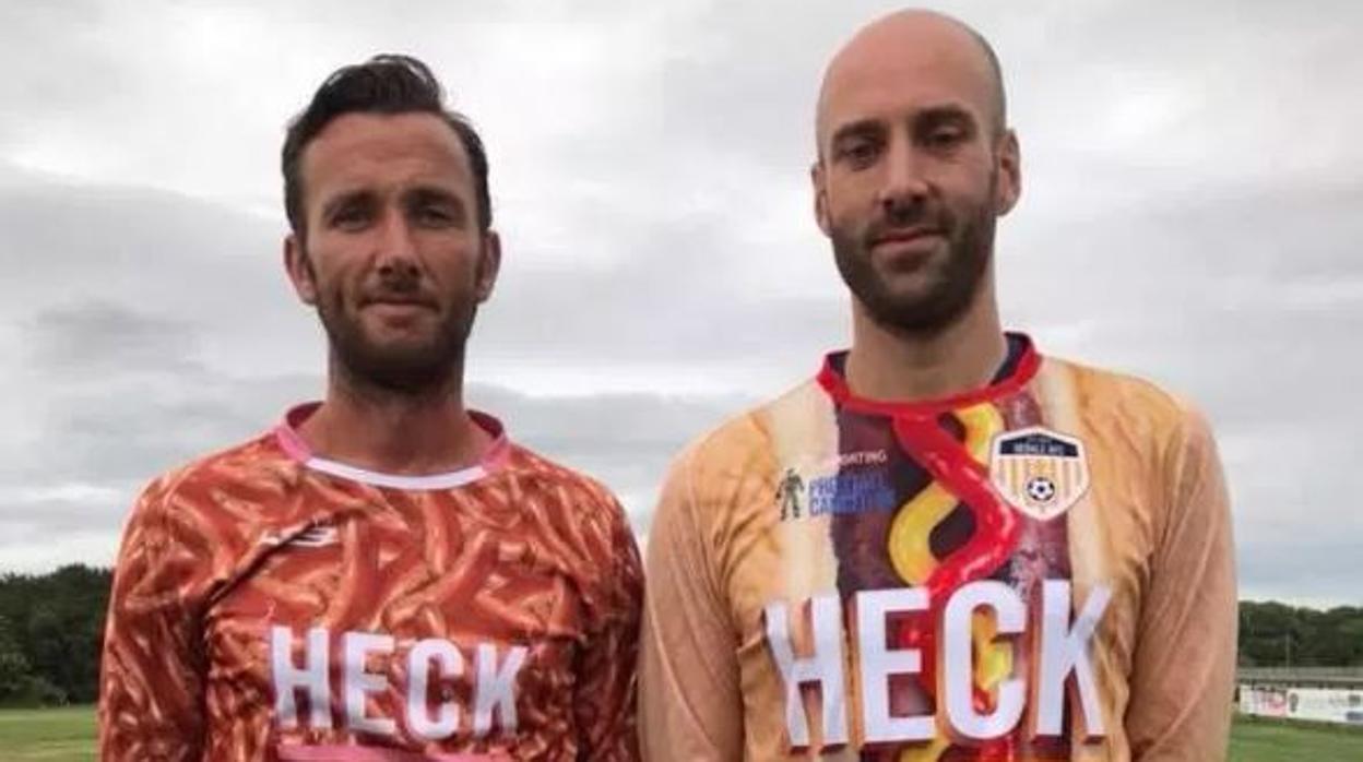 Jugadores del Bedale posan con las nuevas equipaciones