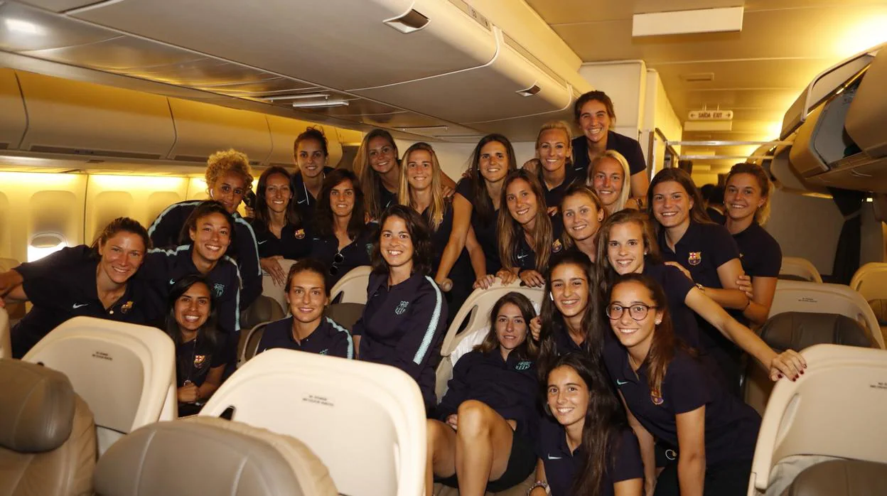 Las jugadoras del Barcelona posan en la «zona noble» del avión