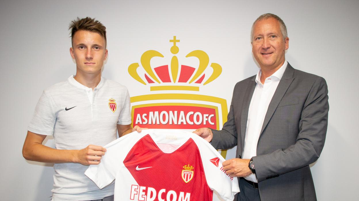 Golovin posando con la camiseta de su nuevo equipo y el presidente del club