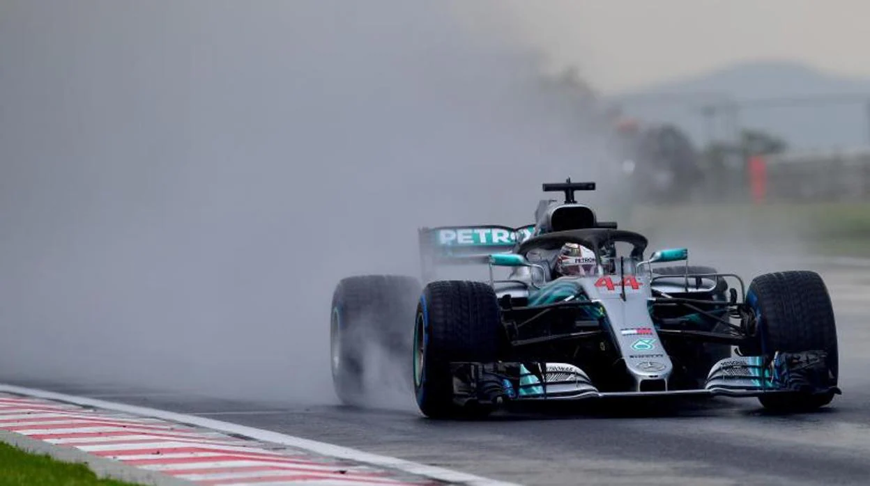 Lewis Hamilton, del equipo Mercedes, bajo la lluvia en Hungaroring