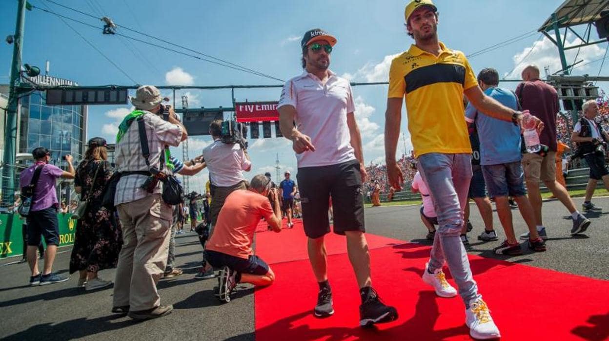Fernando Alonso y Carlos Sainz pasean juntos antes del Gran Premio de Hungría