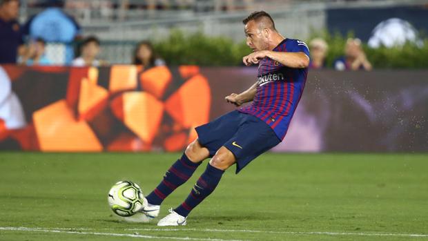 Arthur brilla en la primera prueba del Barcelona