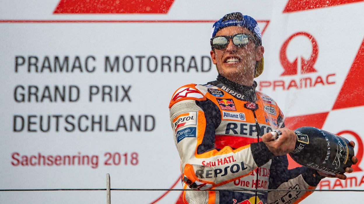 Marc Márquez celebrando su victoria en el Gran Premio de Alemania el 15 de julio de 2018