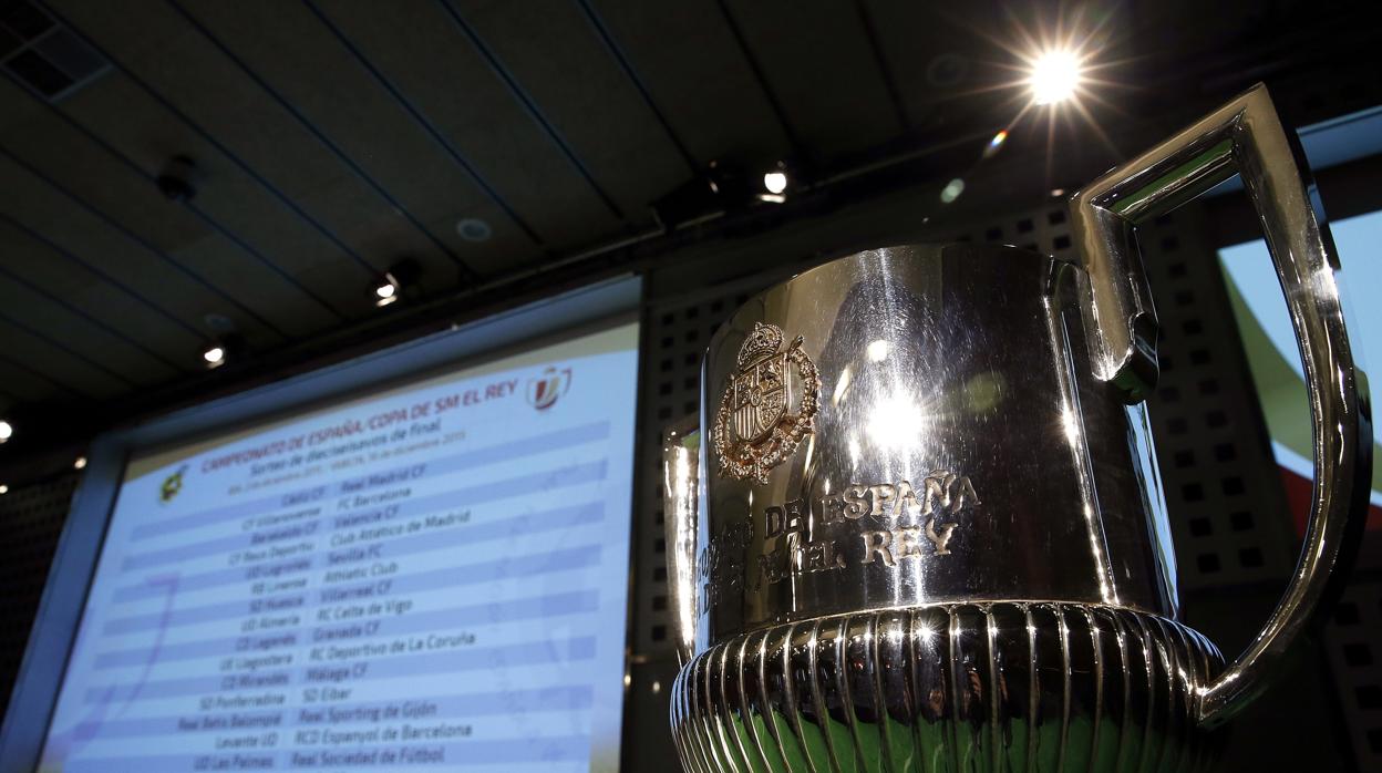 La Copa del Rey, fotografiada durante el sorteo de la pasada temporada