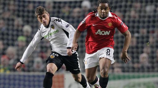 Anderson disputando un balón en el centro del campo con el Manchester United