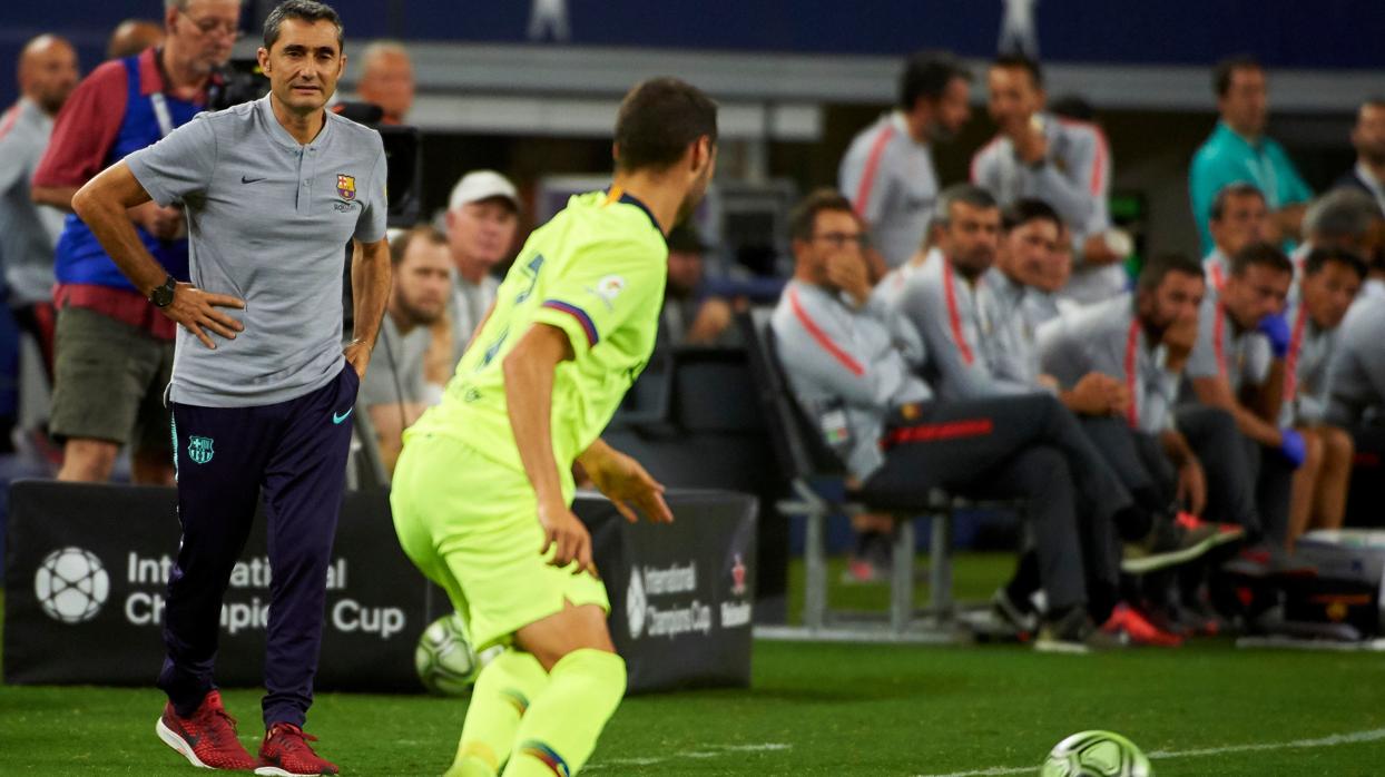 Valverde, atento a sus jugadores en el choque ante la Roma