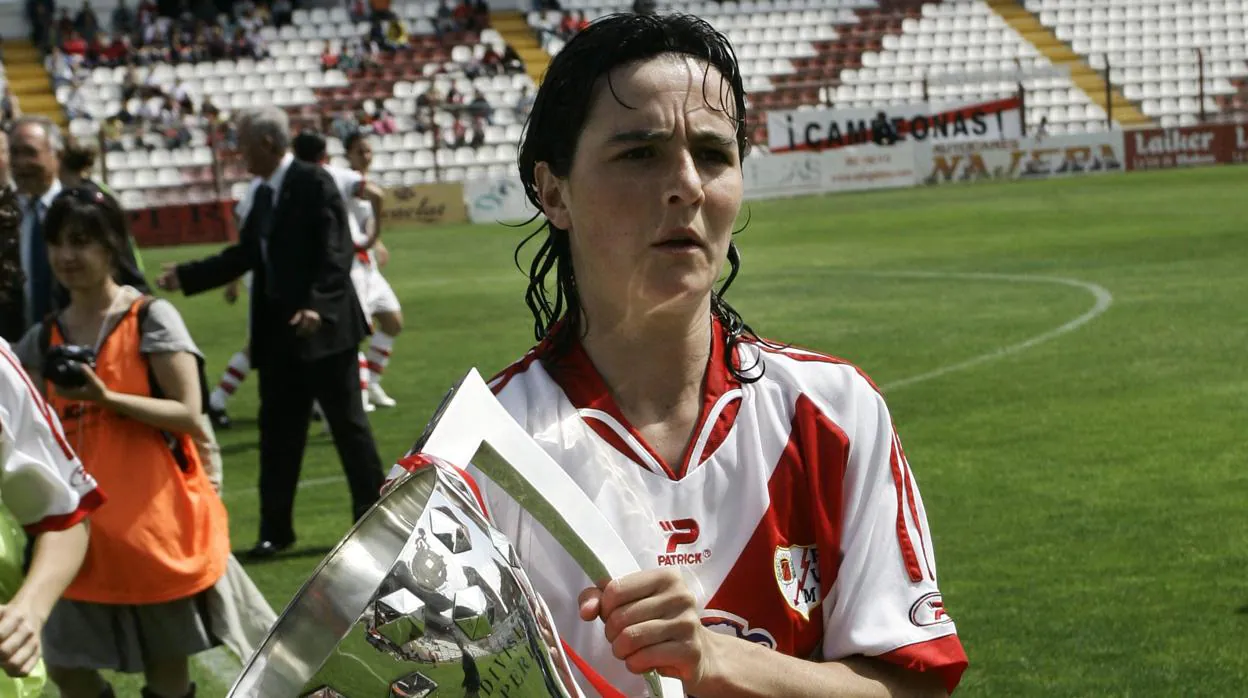 Natalia Pablos, junto al trofeo de La Liga ganado el año 2009