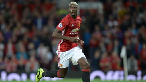 Pogba conduce un balón como jugador del Manchester United