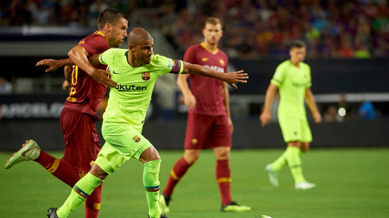 Rafinha se zafa de un jugador de la Roma durante el amistoso de este miércoles