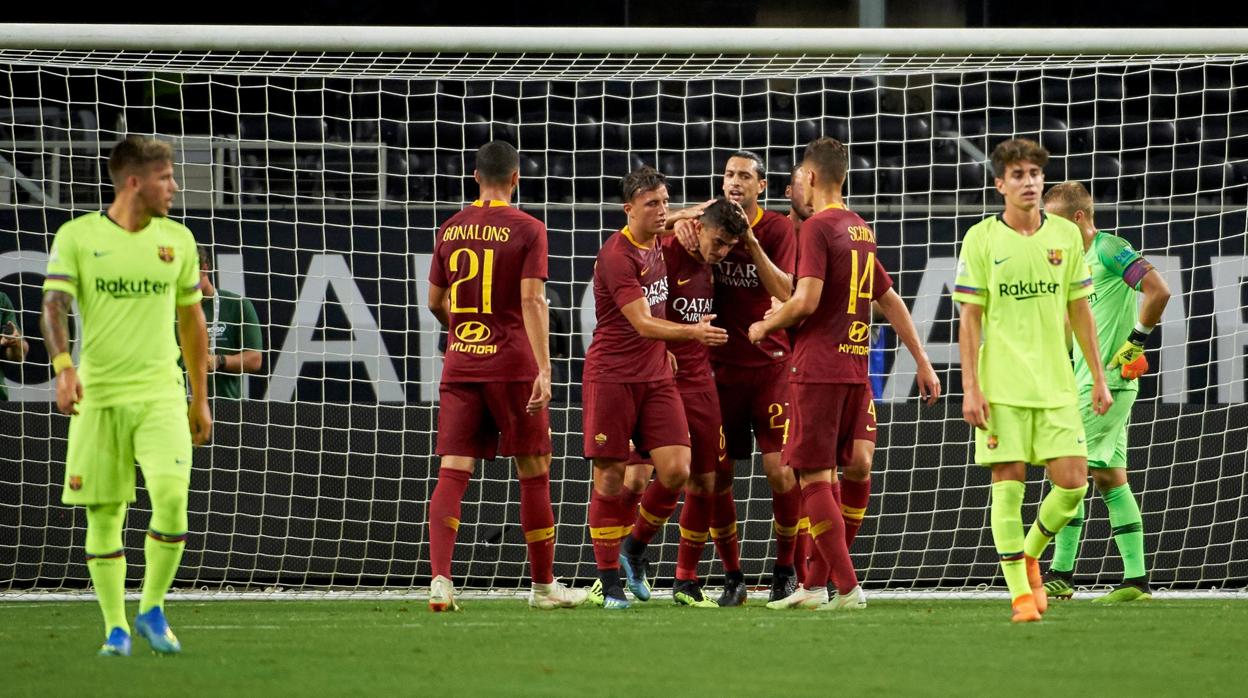 Los jugadores de la Roma celebran uno de sus goles