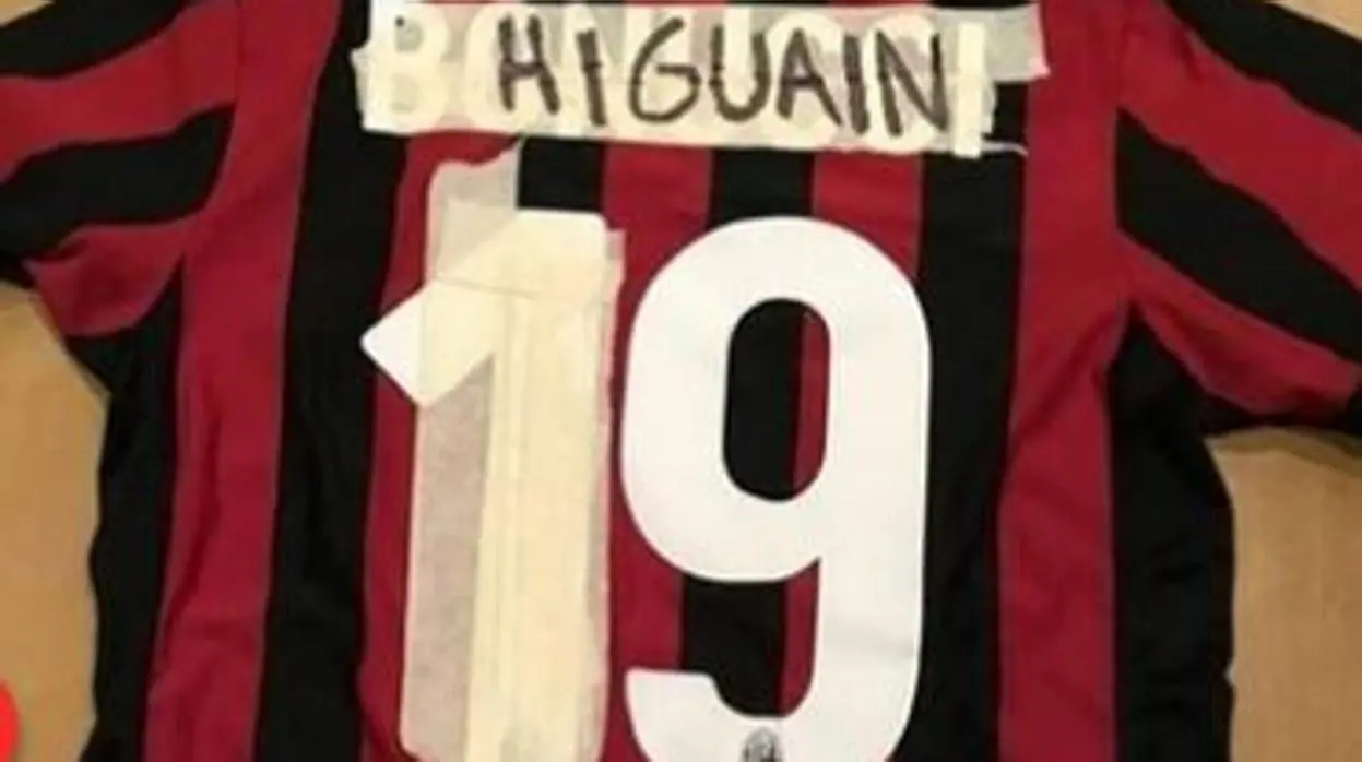 Un aficionado del Milán tapa el nombre de Bonucci por el de Higuaín en su camiseta
