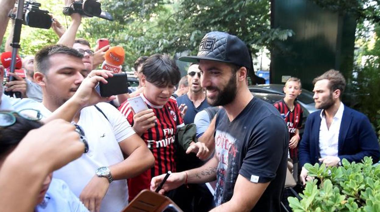 Decenas de fans esperaban a Higuaín en su llegada a Milán