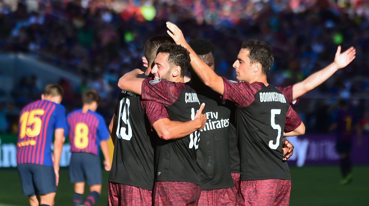 Los jugadores del Milán celebran el gol de la victoria en el tiempo de descuento