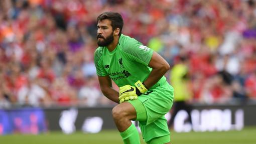 Alisson en un patrtido con su nuevo club, el Liverpool