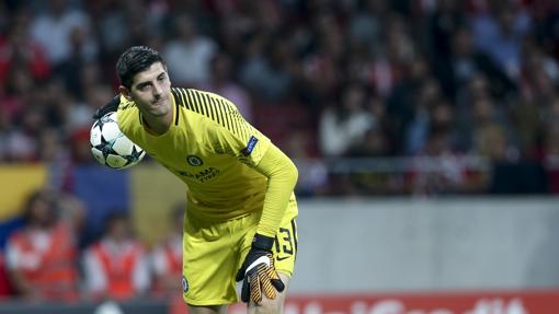 Courtois en un partido defendiendo los palos de la portería del Chelsea