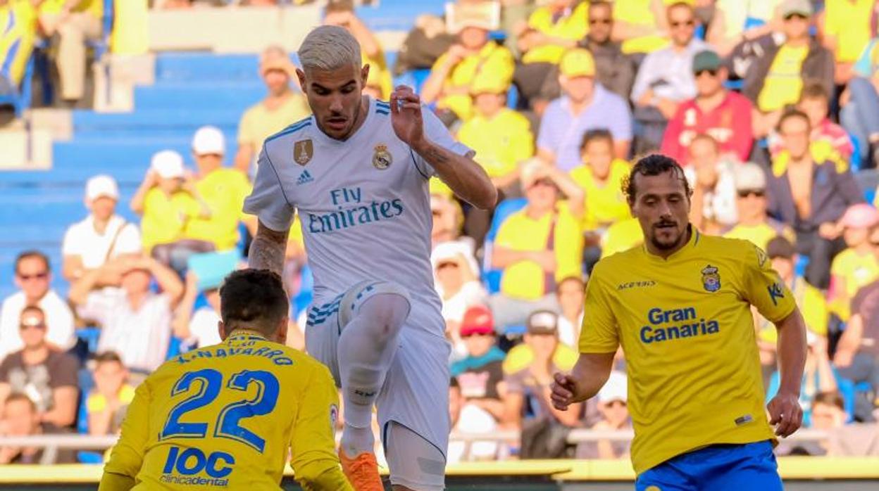 Theo Hernández durante un partido con el Real Madrid en la pasada temporada