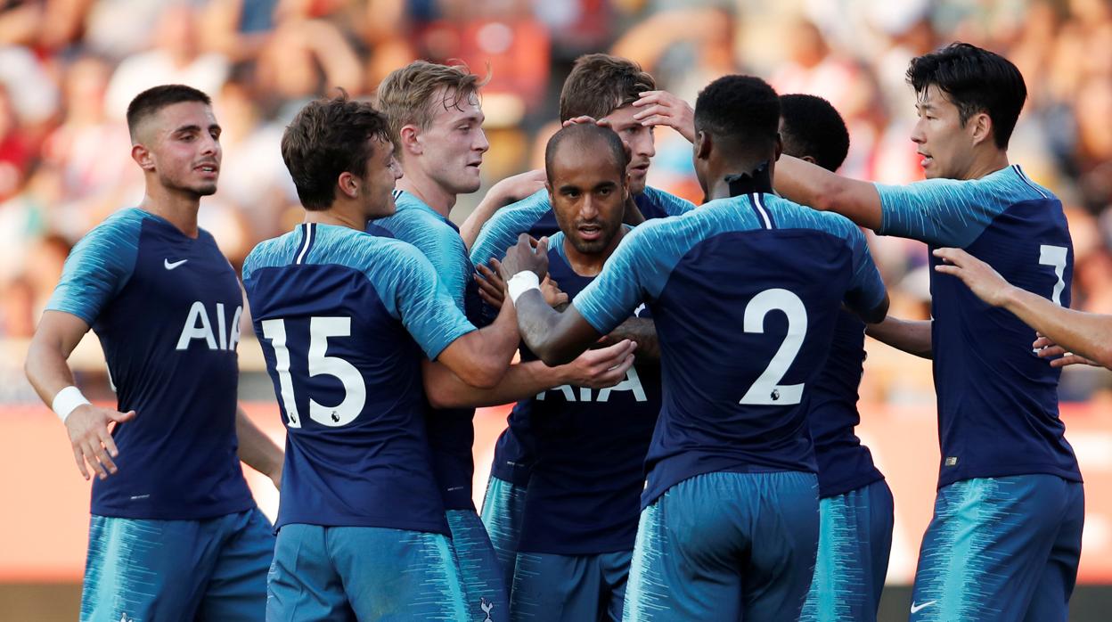 Lucas Moura celebra un gol junto a sus compañeros del Tottenham en un partido de pretemporada