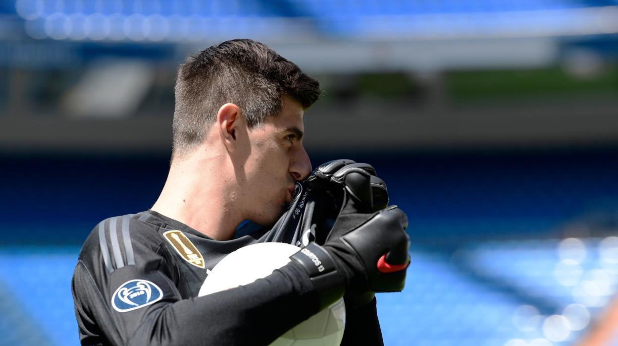 Thibaut Courtois bensado el escudo del Real madrid en su presentación