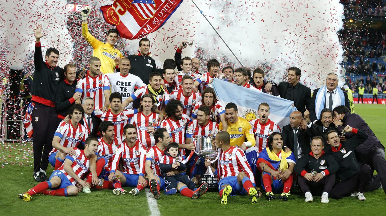 El Atlético celebra la Copa del Rey conseguida ante el Real Madrid en 2013