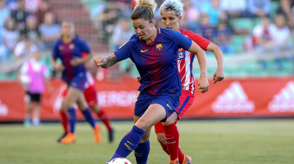 Mapi León (Barcelona) y Sonia Bermúdez (Atlético) durante un partido