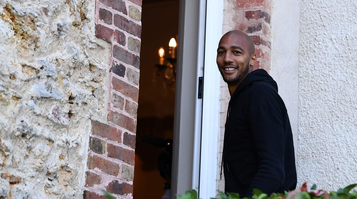 Nzonzi, a su llegada a Roma para firmar por su nuevo equipo