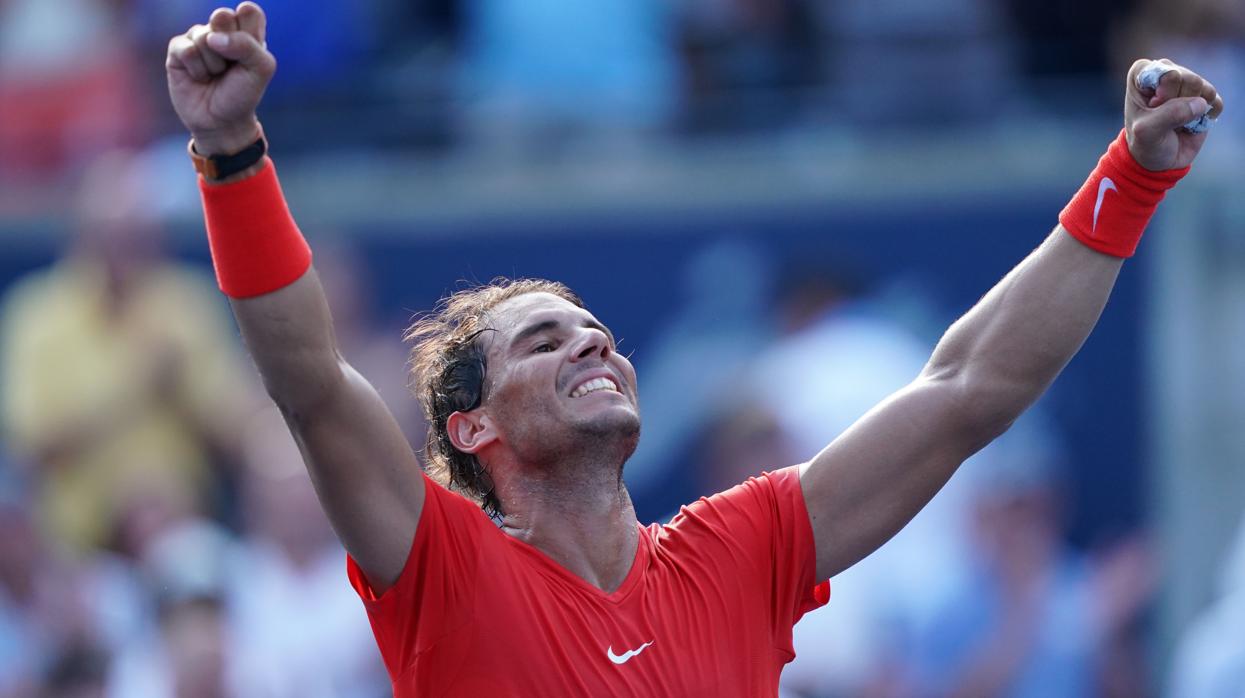 Rafa Nadal celebra su victoria sobre Stefanos Tsitsipas