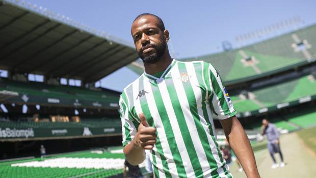 En imágenes, el Real Betis presenta a Sidnei en el Benito Villamarín