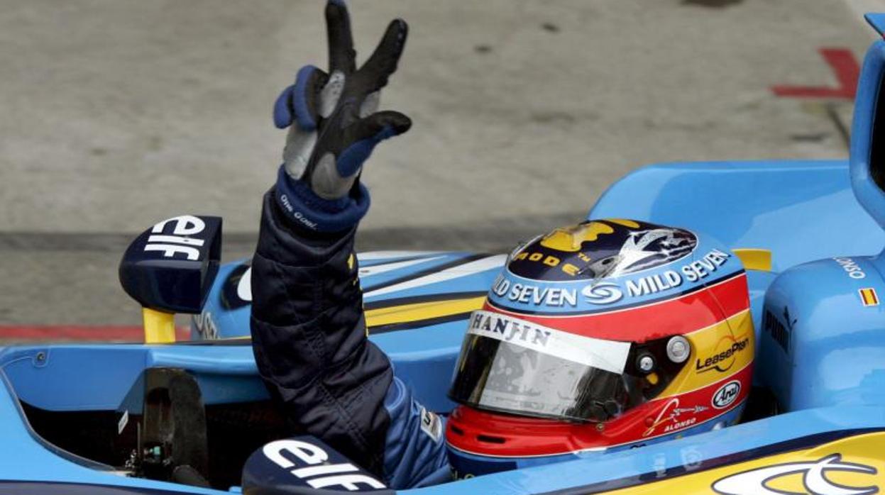 Fernando Alonso celebrando su victoria en el GP de Imola en 2006