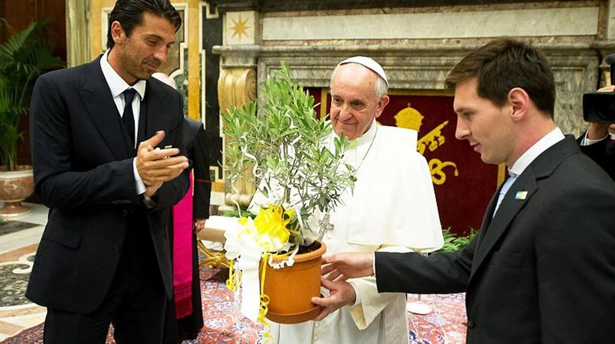 Messi y Buffon junto al Papa Francisco con el olivo de la Paz bendecido