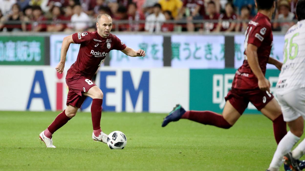 Iniesta, durante un partido con su club japonés Vassel Kobe