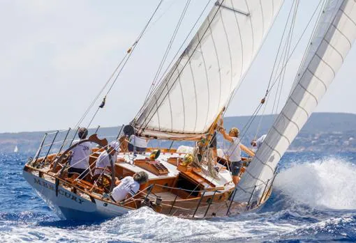 El «Hispania» rememoró tiempos pasados recreándose en una gran navegación en Palma