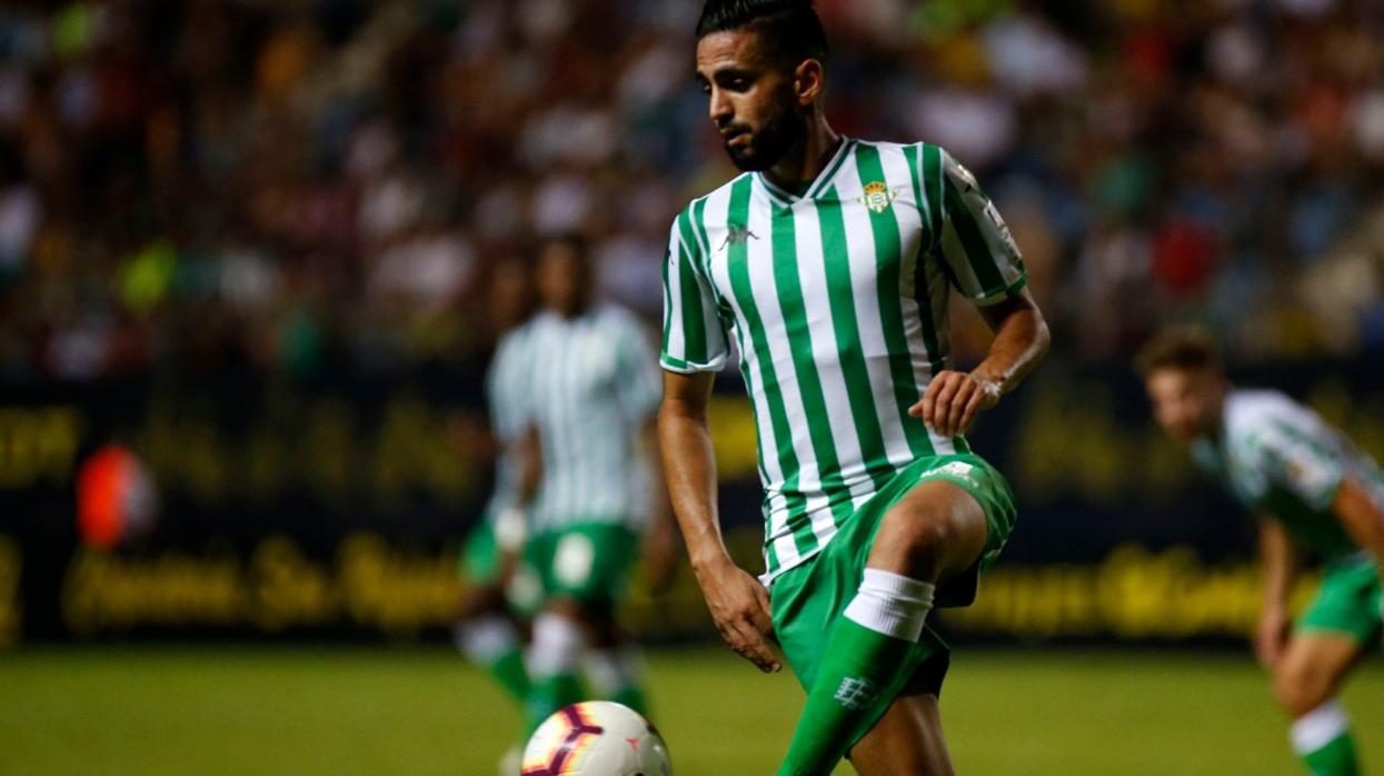 El delantero del Levante, Roger Martí, celebra su gol