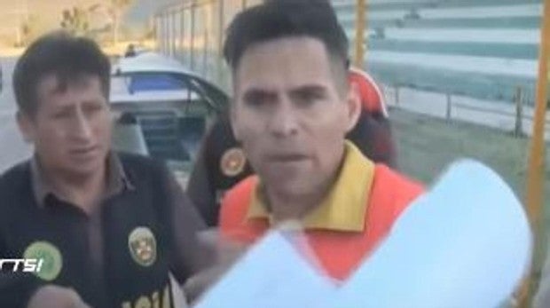 Detienen a un futbolista peruano en mitad de un partido por falsa identidad